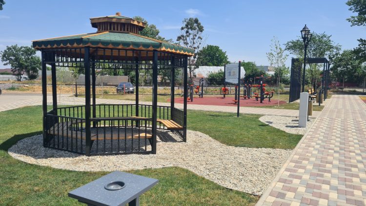 Pergolă și mobilier urban — bancă parc și echipamente fitness exterior, Vidra Ilfov